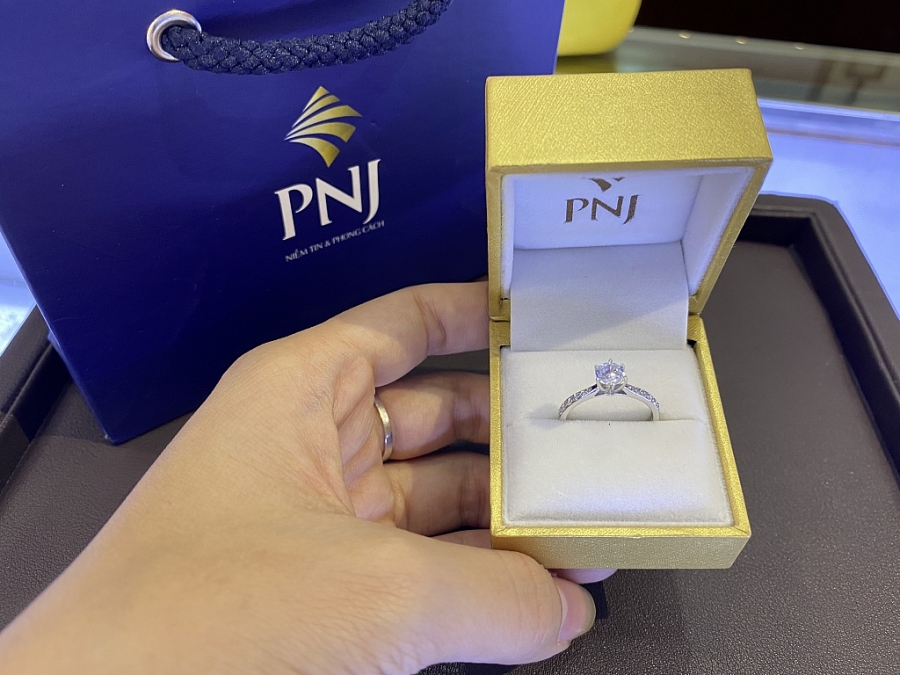 Hộp đựng nhẫn vàng trắng PNJ rất sang trọng rất thích hợp làm quà tặng cho người thân và bạn bè