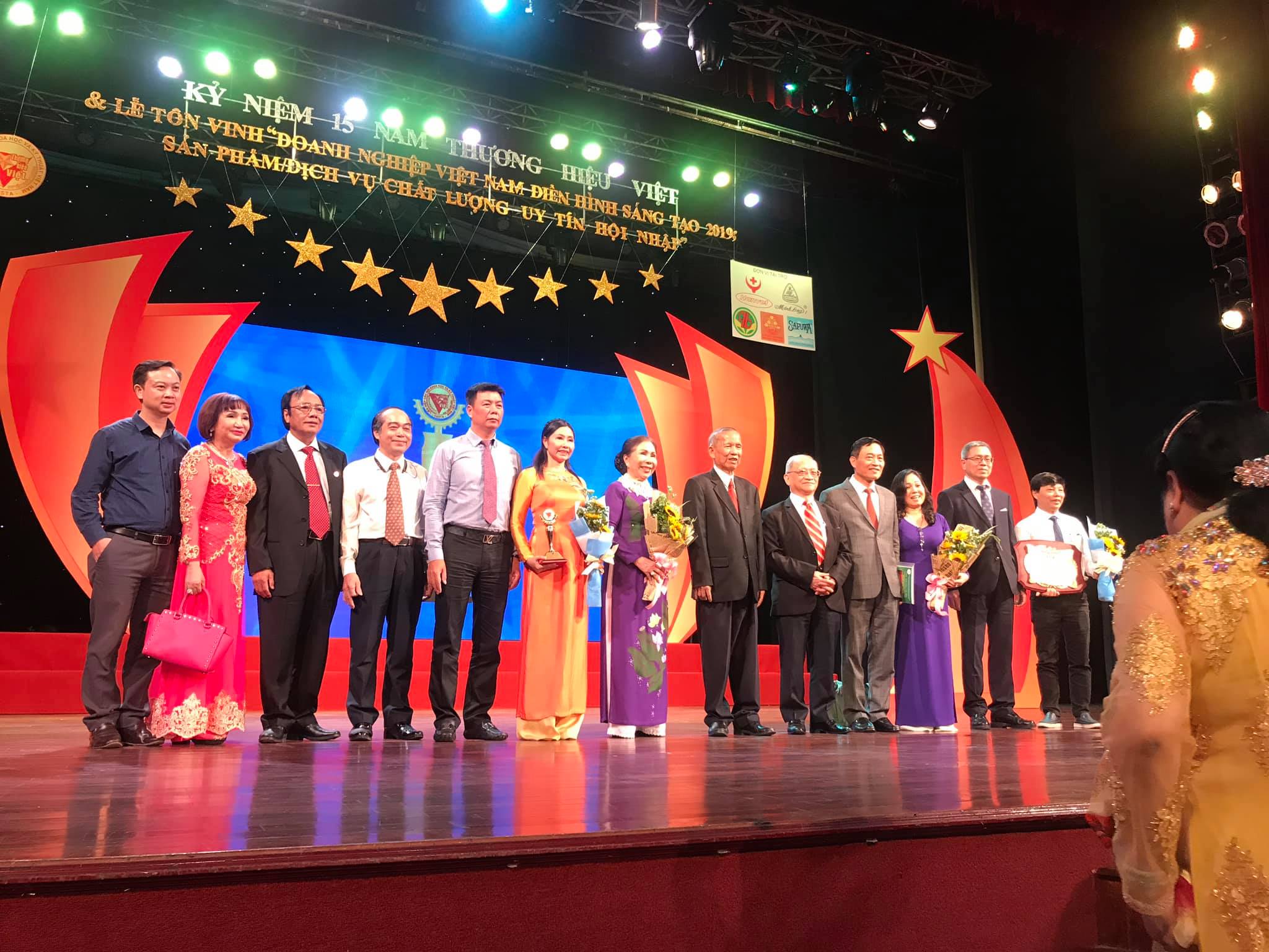 Bà Kim Hương - Giám đốc DNTN Vàng Kim Hương lên nhận giải Thương hiệu Việt 2019
