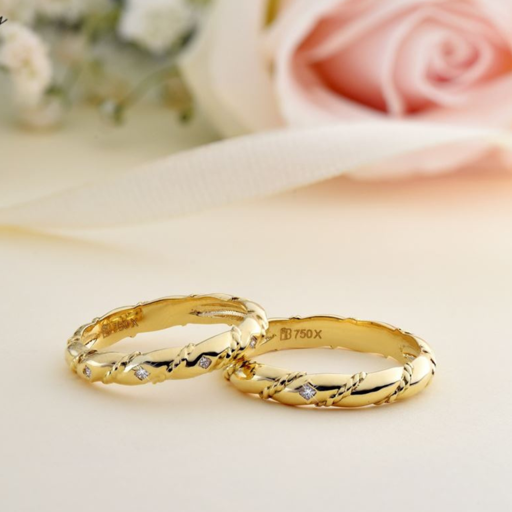 Nhẫn đôi vàng tây có thiết kế giống sợi dây thừng quấn quanh đai nhẫn