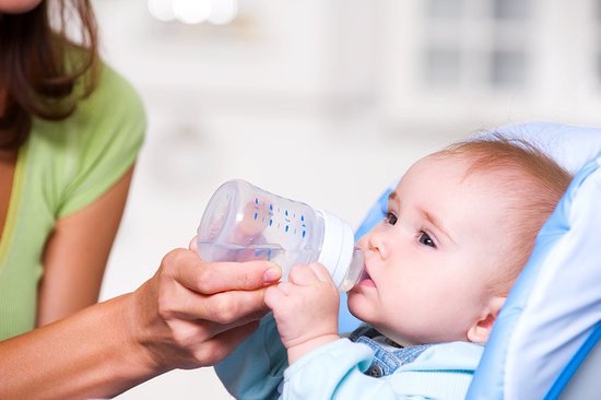 Cho trẻ uống nhiều nước khi bị sốt