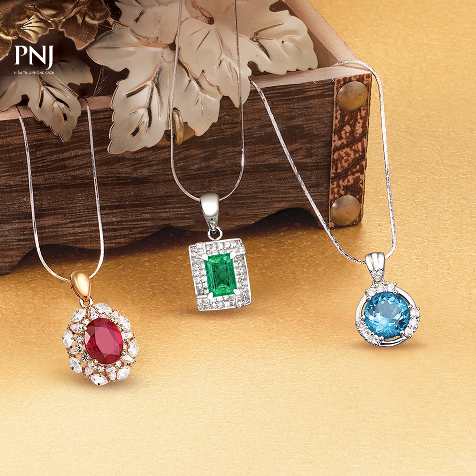 Bảo quản trang sức PNJ vàng có gắn đá Emerald, Opal