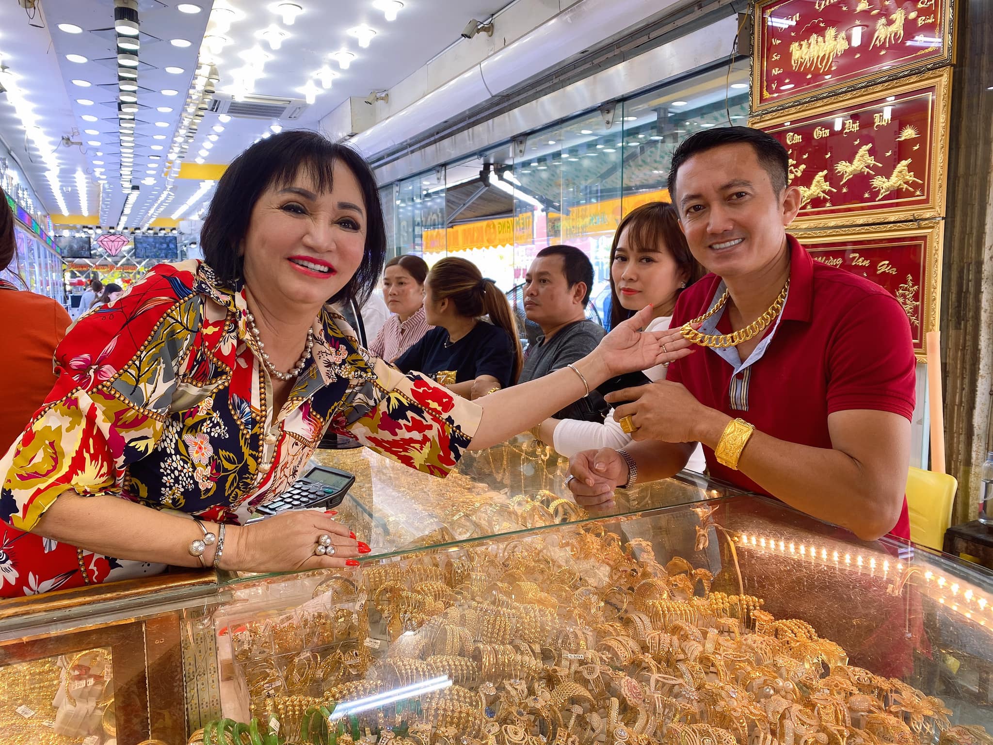 Tiệm vàng Kim Hương ngày càng thu hút đông đảo khách hàng, từ người dân các tỉnh Tây Nam bộ cho đến bà con Việt kiều và cả du khách nước ngoài