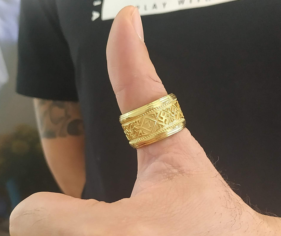 Ý nghĩa đeo nhẫn nam vàng tây trên ngón cái

