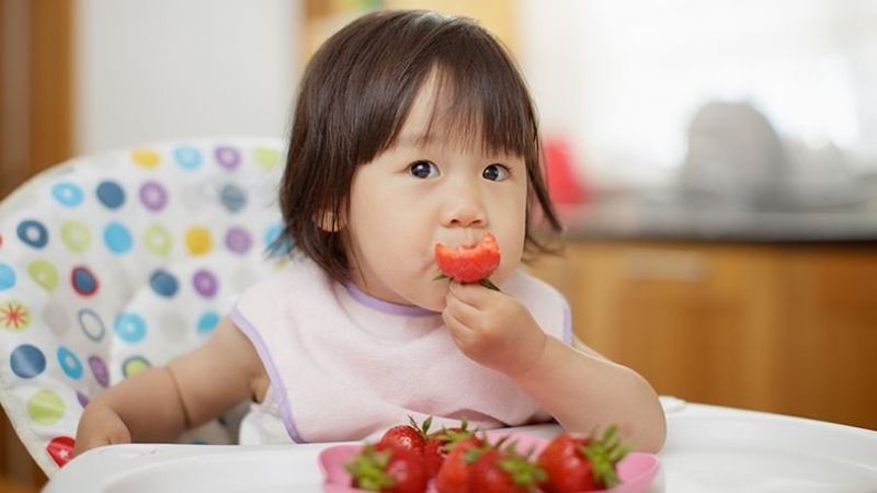 Khi trị chân tay miệng nên cho trẻ ăn gì?