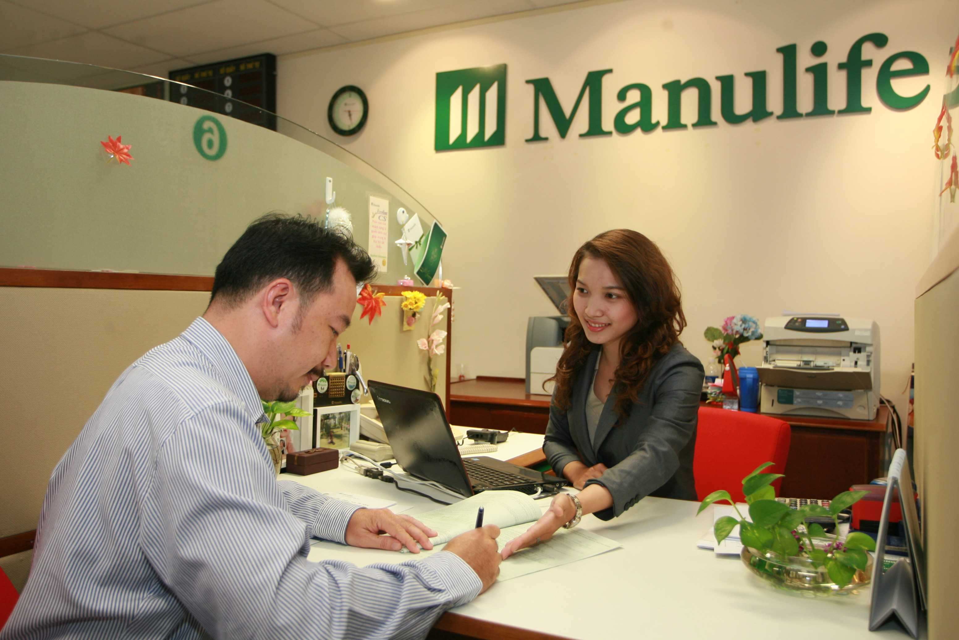 Đóng phí bảo hiểm Manulife trực tiếp tại quầy giao dịch
