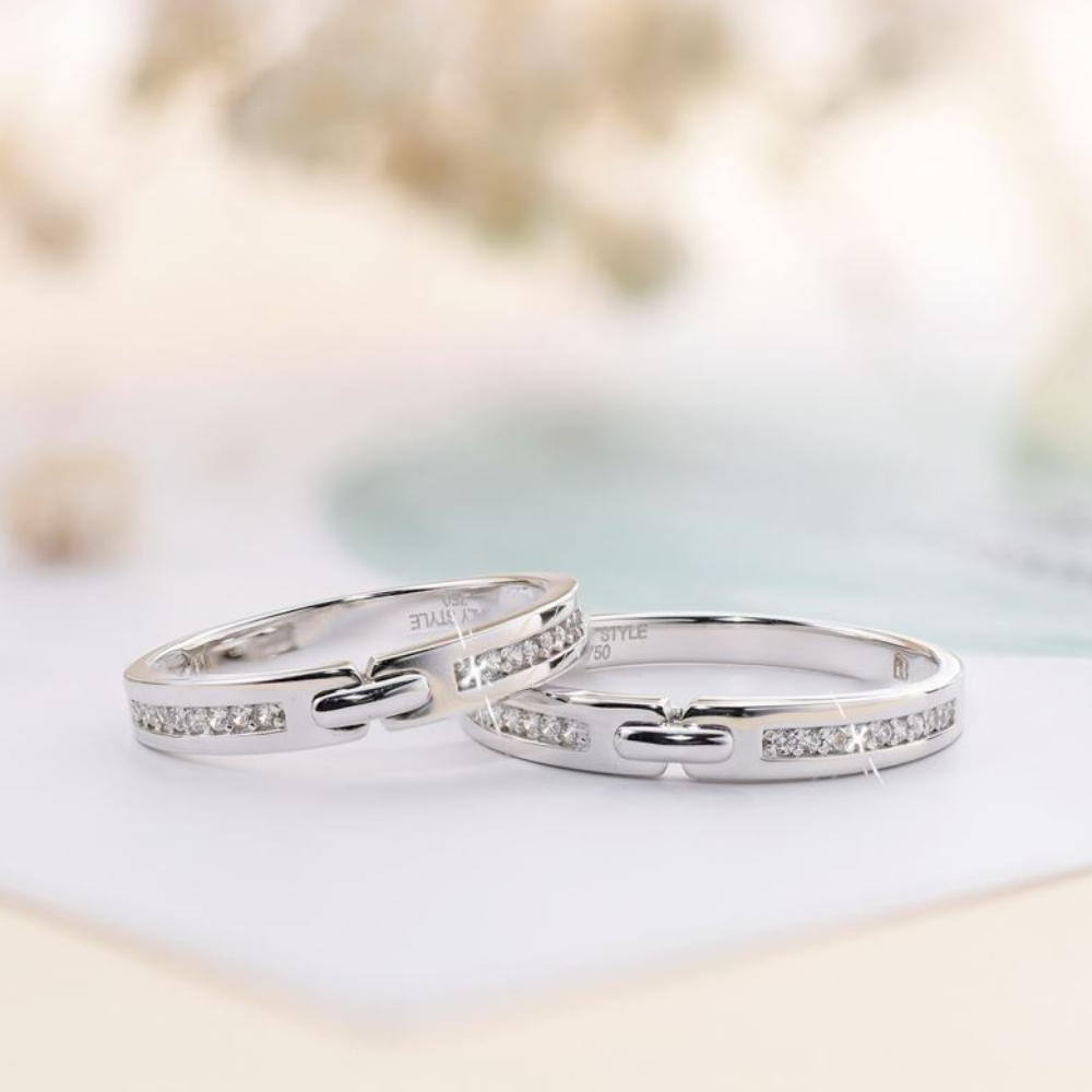 Nhẫn đôi vàng trắng thiết kế dạng đốt đặc biệt có nạm đá quý