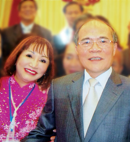Bà Kim Hương chụp ảnh lưu niệm cùng Chủ tịch Quốc hội Nguyễn Sinh Hùng
