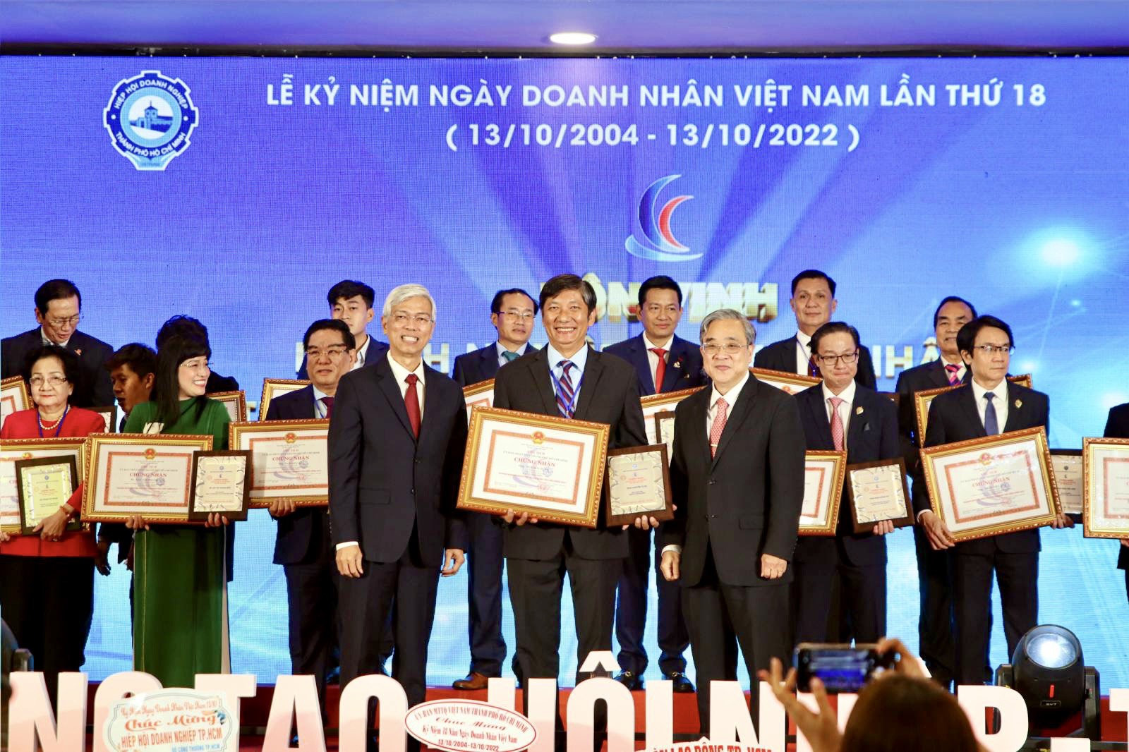 Vàng Mi Hồng vinh dự được UBND Thành Phố Hồ Chí Minh tôn vinh doanh nghiệp, doanh nhân tiêu biểu TP.HCM năm 2022
