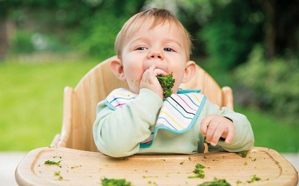 Cho trẻ ăn nhiều rau xanh và củ quả