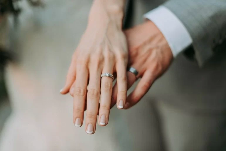 Quan niệm kiêng đeo nhẫn cưới vàng trắng là điều không có căn cứ
