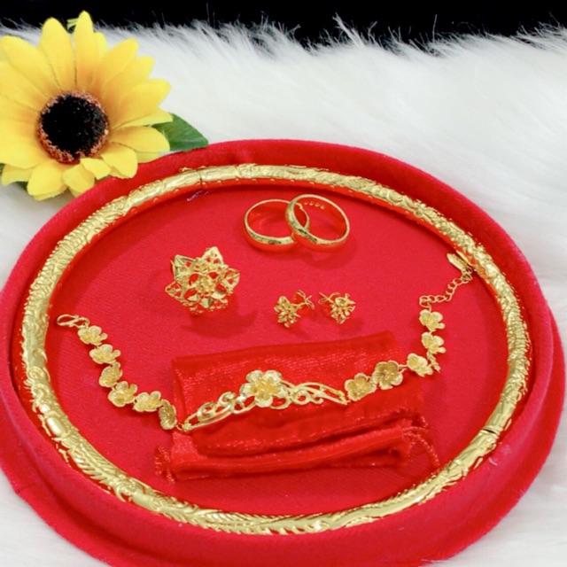 Bộ trang sức vàng 24K đeo ngày cưới