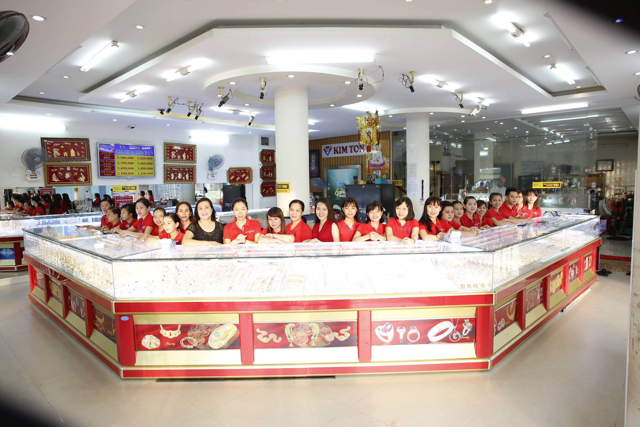Hình ảnh các nhân viên tại tiệm vàng Kim Ton